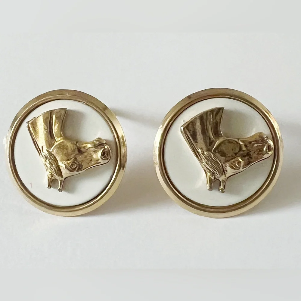 18 kt Gold plated Horse Round Clip on Earrings with base of Mother of Pearl - Picture 7 of 7
